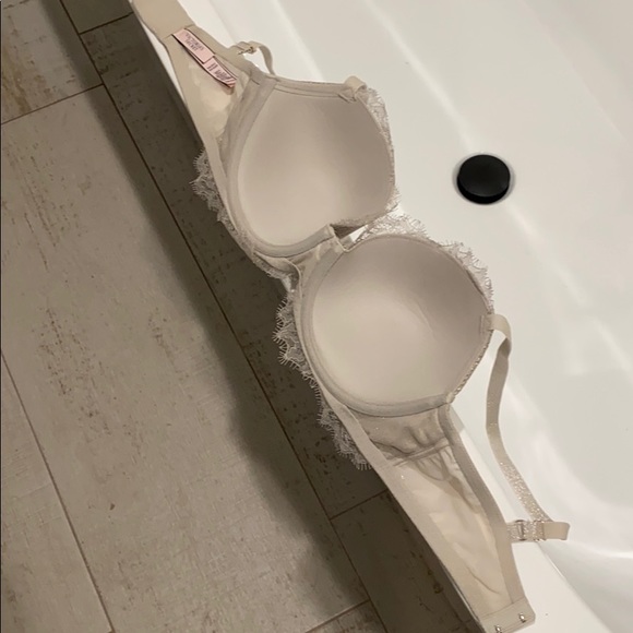 LIKE NEW!  VS Bra - Picture 5 of 6